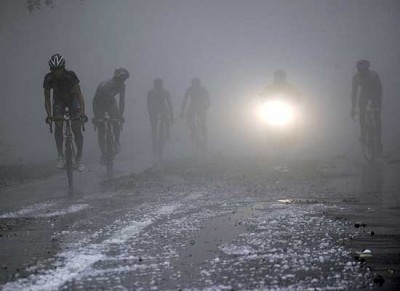 Ciclistas bajo la lluvia